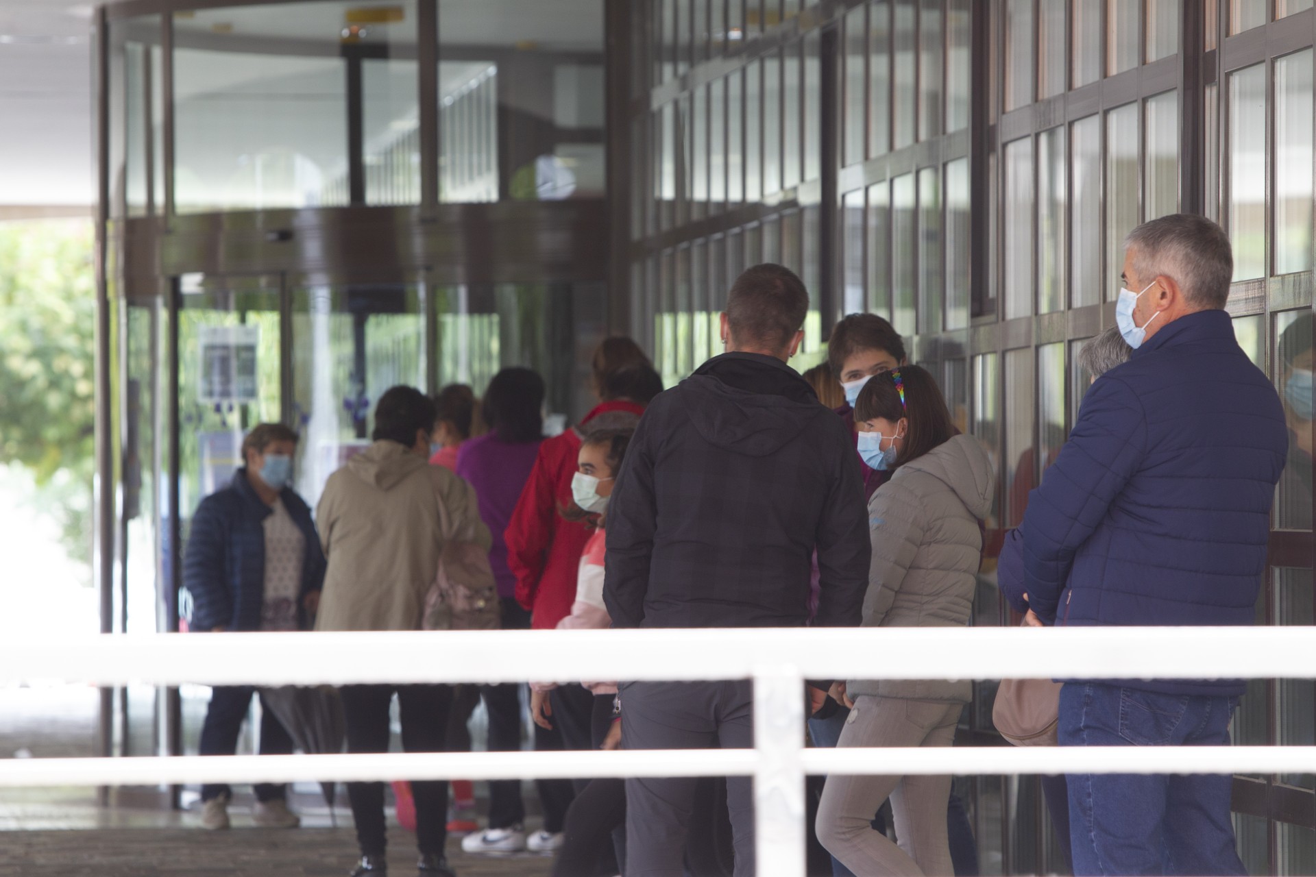 Kutsatzeak saihesteko elkartzeekin, garraioarekin eta lanarekin lotutako gomendioak eman ditu Jaurlaritzak