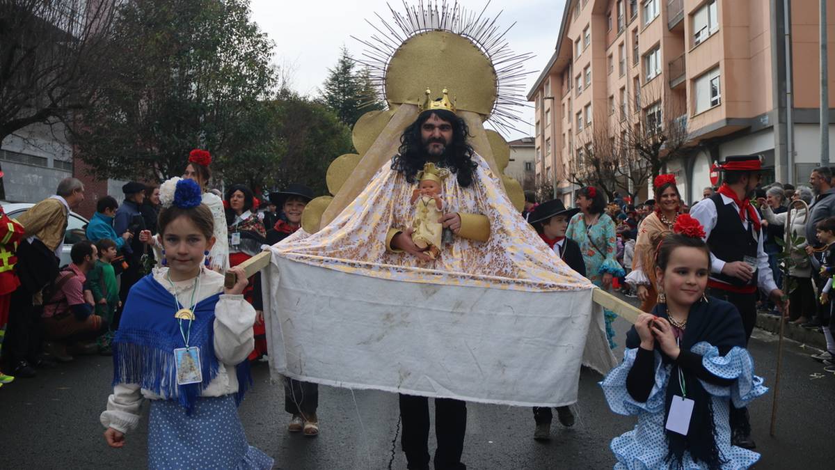 Kolorea, umorea eta festa giroa gailendu dira Aretxabaletan