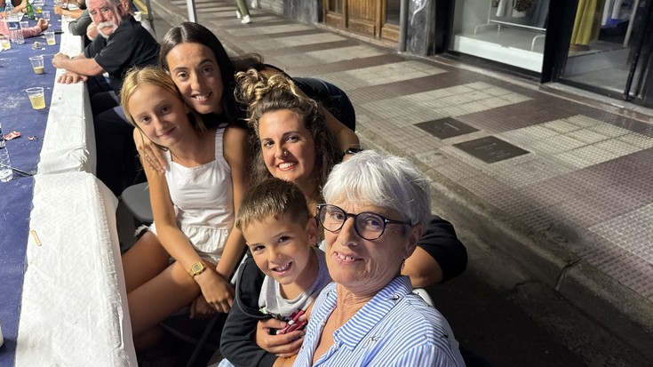 Zarugaldeko bizilagunak mahaiaren bueltan elkartu dira jaietan