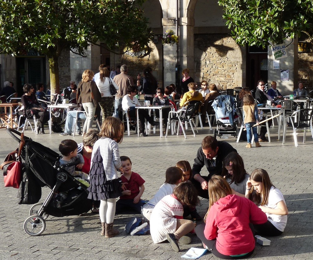 Bi herri handienetan, populazioa behera