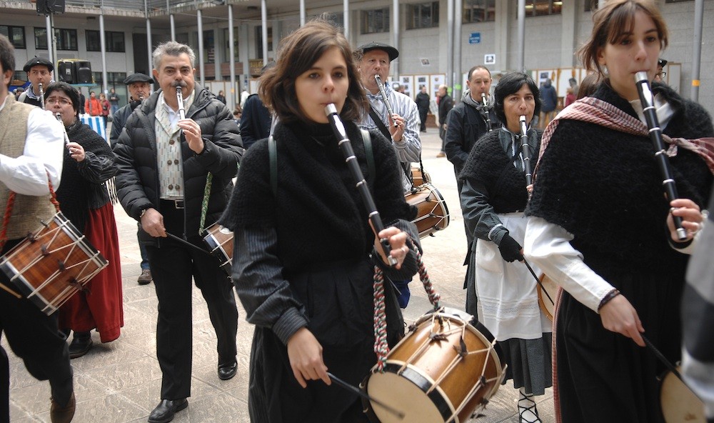 Santamas eguneko lehen doinuak