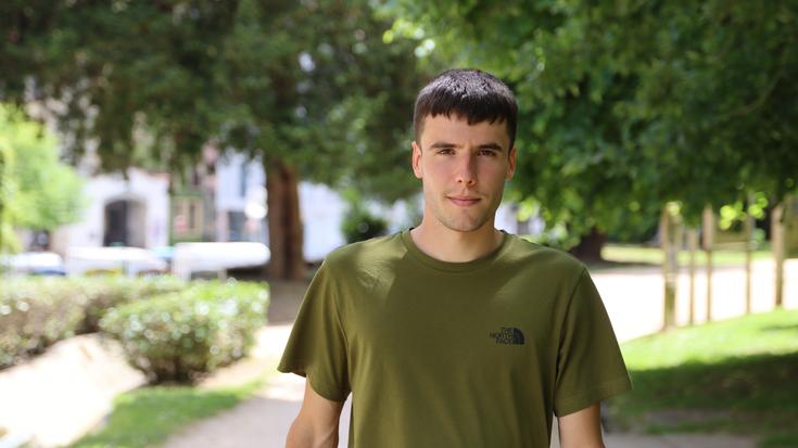 Asier Azkarate: "Zegaman estreinatzeko modu hoberik ez dago"