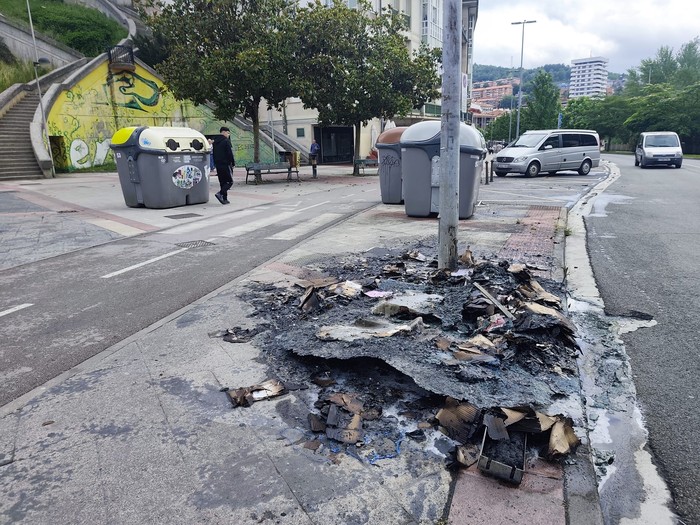 Edukiontzi bat erre dute goizaldean Kontzezino kalean