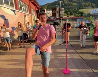 Zutik elektrotxarangarekin, dantzan eta kantuan