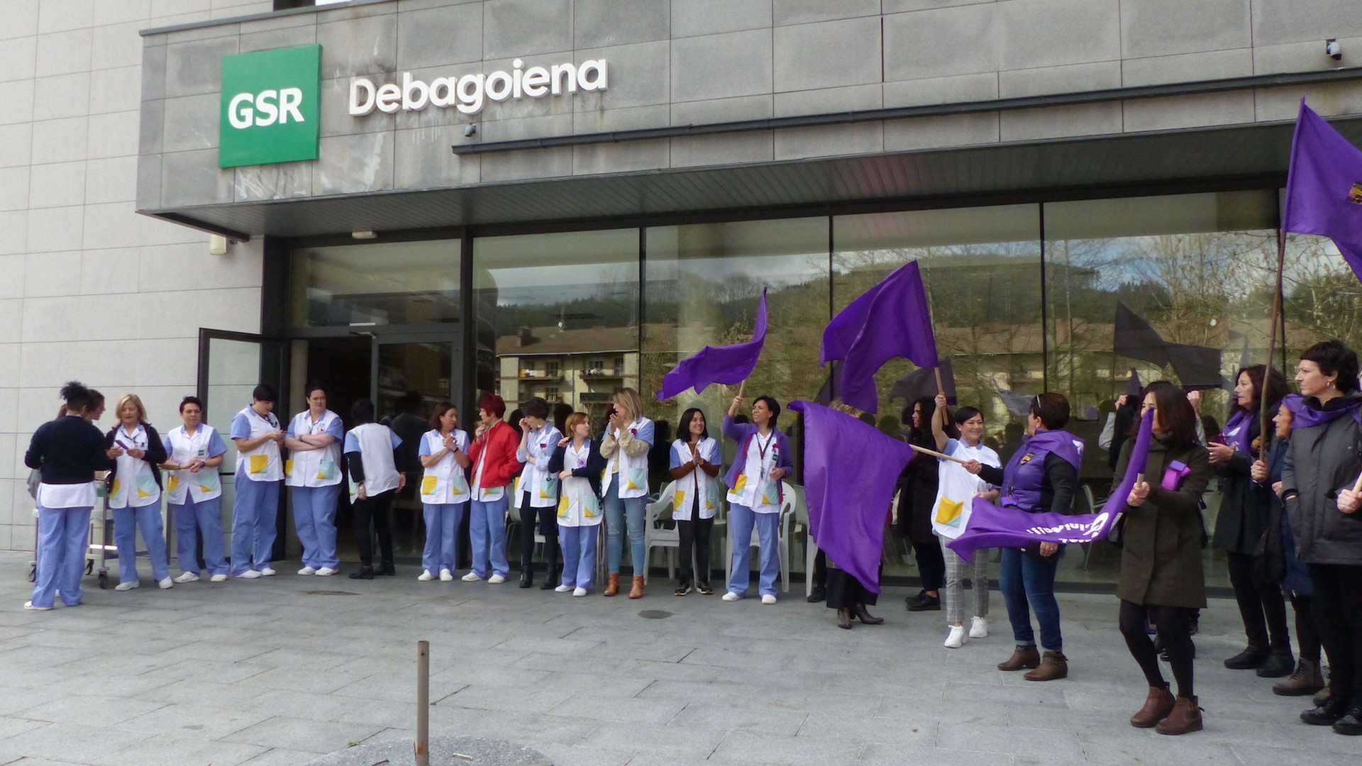 Zaharren egoitzara bisita eta manifestazio jendetsua