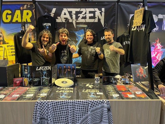 Bizipenen arrasto garbia duten Latzen taldearen kantu berriak, disko baten batuta