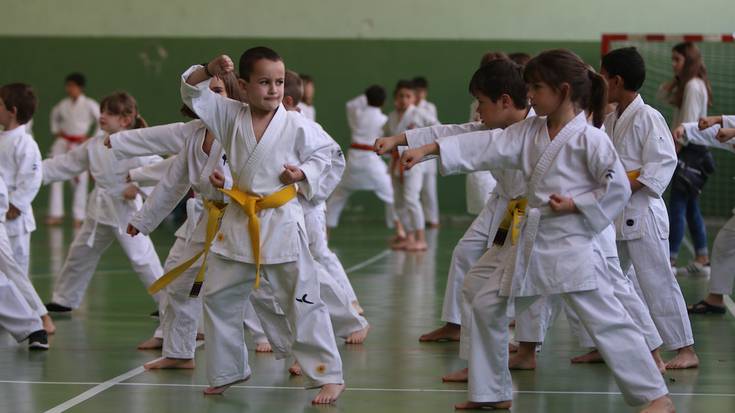 Karateka gaztetxoek shotokan txapelketa dotorea jokatu dute