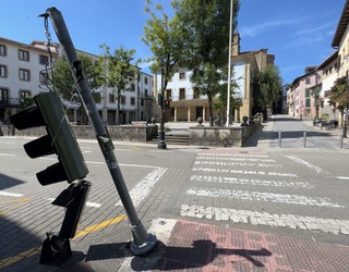 Plaza barreneko semaforoa apurtuta dago domeka goizaldetik
