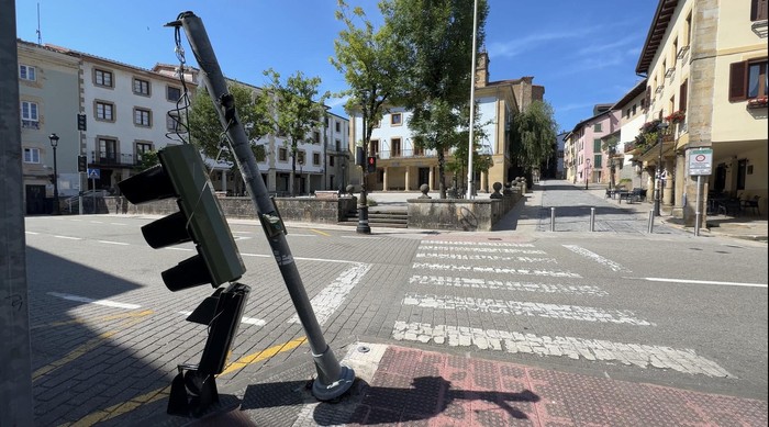 Plaza barreneko semaforoa apurtuta dago domeka goizaldetik