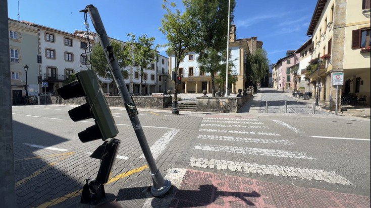 Plaza barreneko semaforoa apurtuta dago domeka goizaldetik