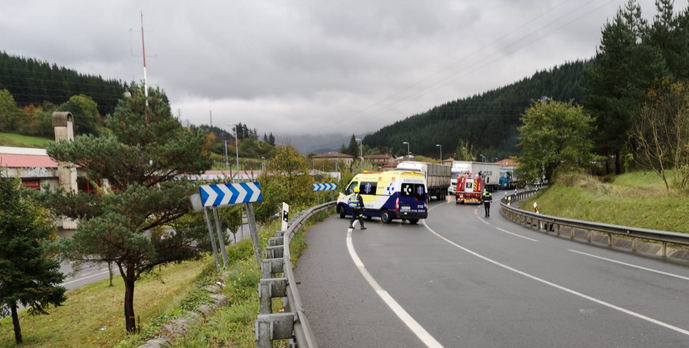 Auto batek istripua izan du Zubillagan, Arrasateko noranzkoan