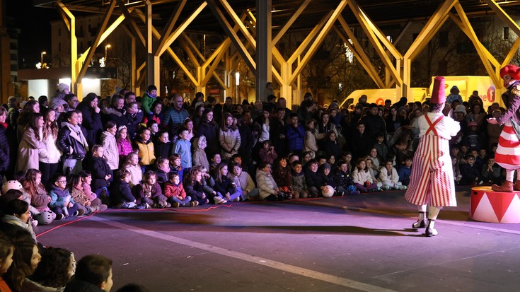 'Carrusel Ambulante' ikuskizun mugikorrak Arrasateko kaleak bete ditu