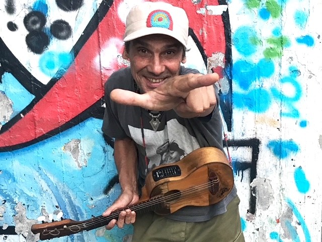 Hiru hamarkadaren ostean, Manu Chao Arrasatera bueltan
