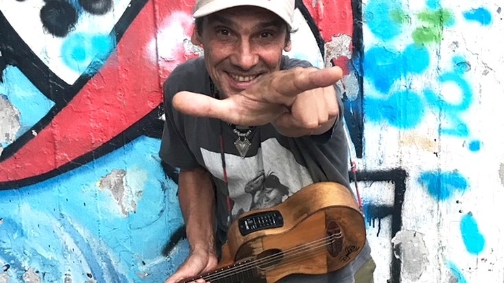 Hiru hamarkadaren ostean, Manu Chao Arrasatera bueltan