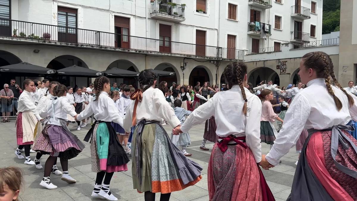 Haur Dantzari Eguna ospatu dute Aretxabaletan