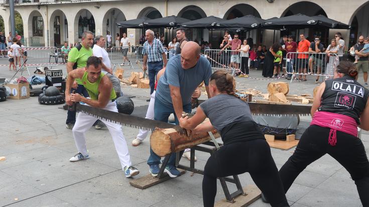 Harria, aizkora eta triatloia, herri kirolen erakustaldian