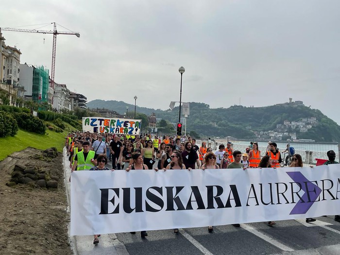 Euskararen aldeko egiturazko neurriak exijitu dituzte Donostian, Euskara Aurrera manifestazioan