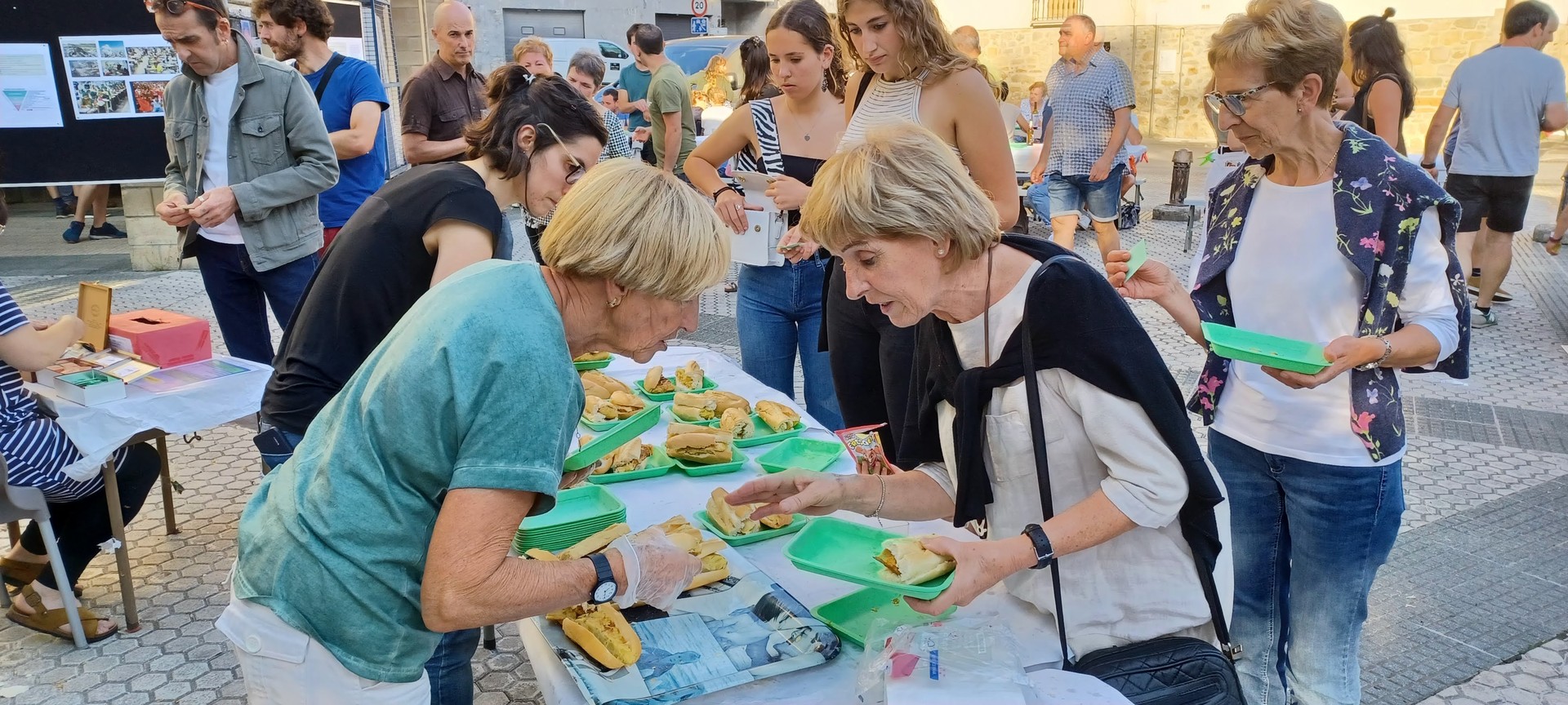 Elkartasunez beteriko 400 pintxo baino gehiago banatu ditu Anelkarrek