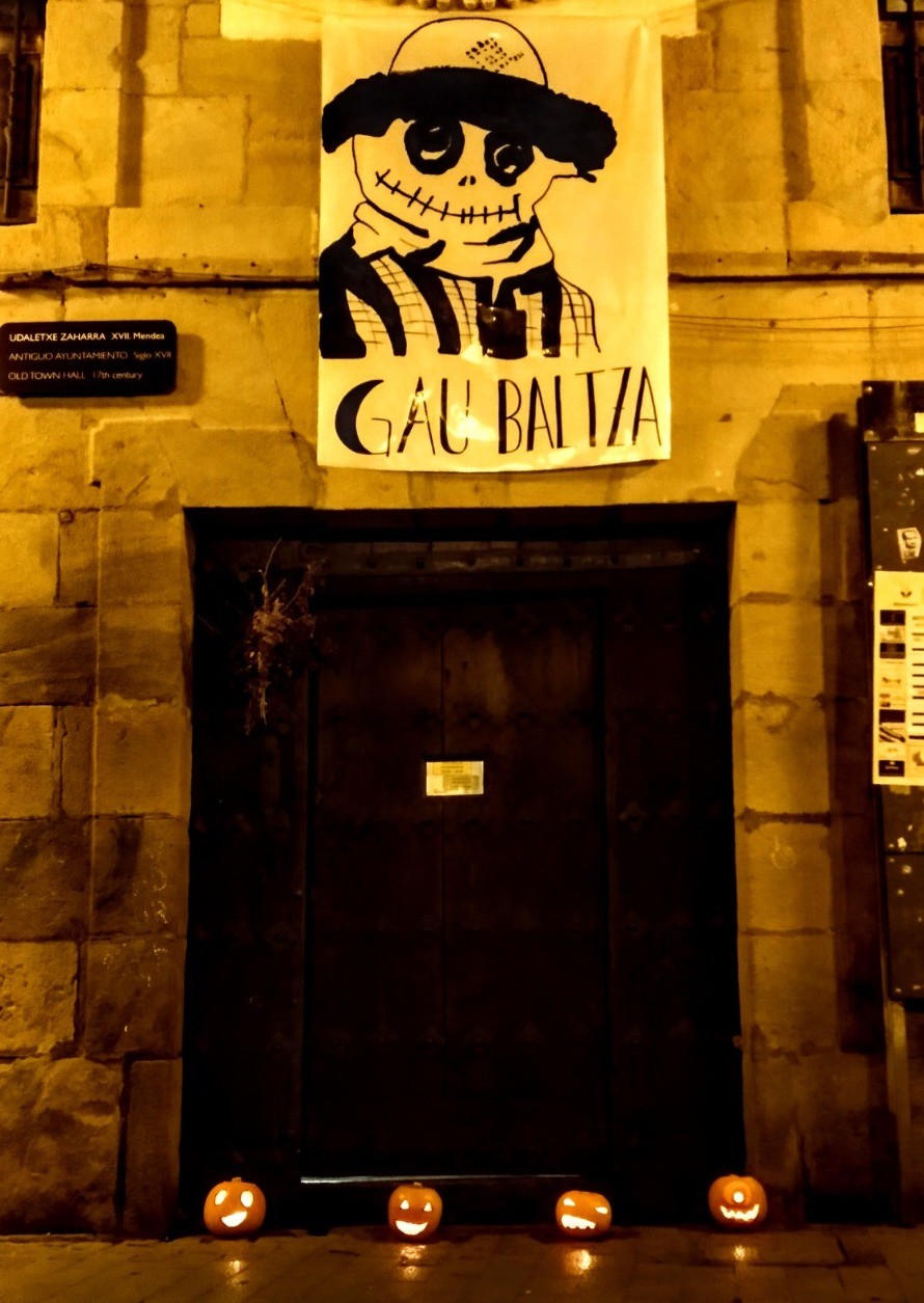 Gaba baltza ospatzeko escape room-a prestatu dute Loratuko kideek