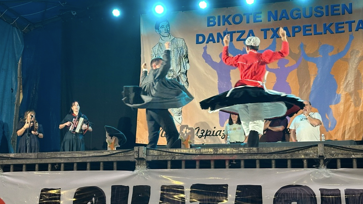 Azpeitira eraman dituzte dantza solte txapelketako txapelak