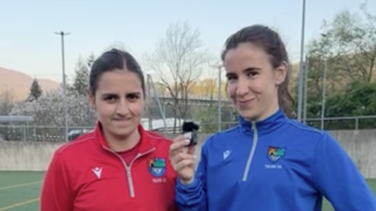 Tolosa CF taldeko neskak galdetegi azkarrean