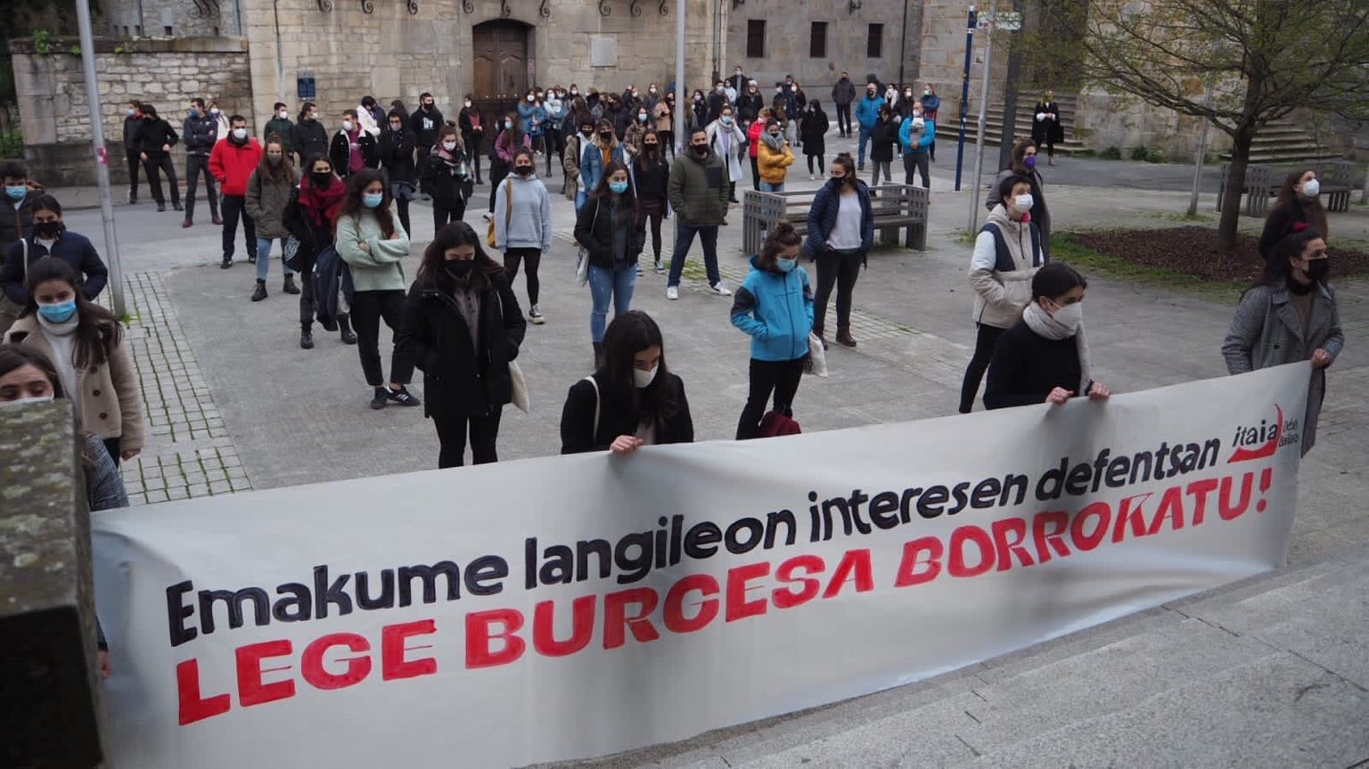 Deba bailarako Itaia taldeak elkarretaratze jendetsua egin du Bergarako epaitegiaren aurrean