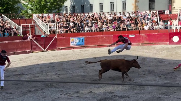 Errekortadoreen erakustaldiarekin ireki dute zezen-plaza