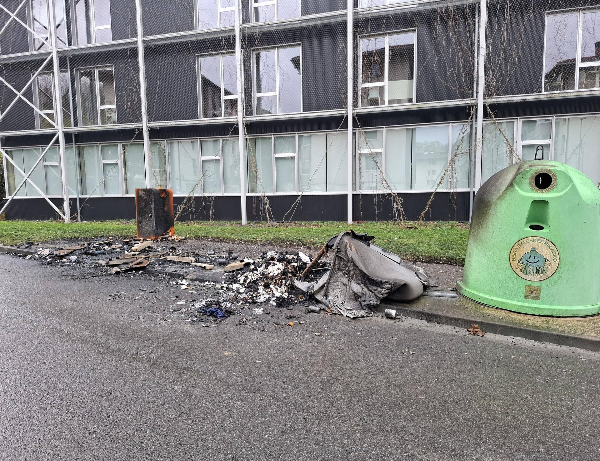 Eskoriatzako Udalaren "gaitzespen irmoa" asteburuan erre dituzten hamar edukiontzien aurrean