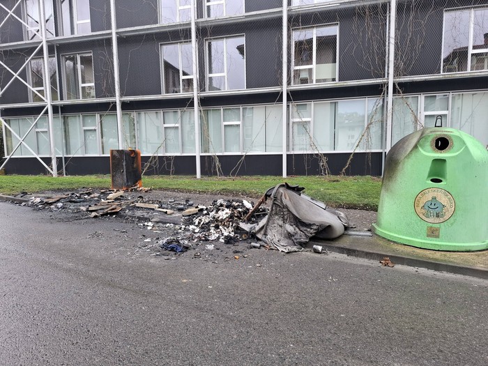 Eskoriatzako Udalaren "gaitzespen irmoa" asteburuan erre dituzten hamar edukiontzien aurrean