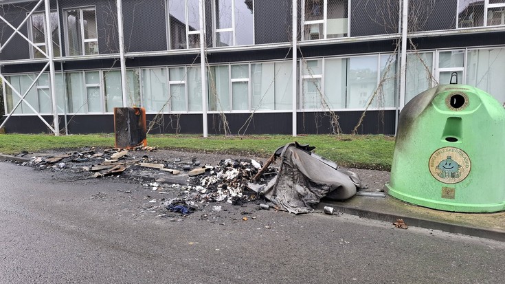 Eskoriatzako Udalaren "gaitzespen irmoa" asteburuan erre dituzten hamar edukiontzien aurrean