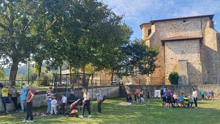 Haurrendako jolasgunea arrakastatsua izan da Apotzagako jaietan