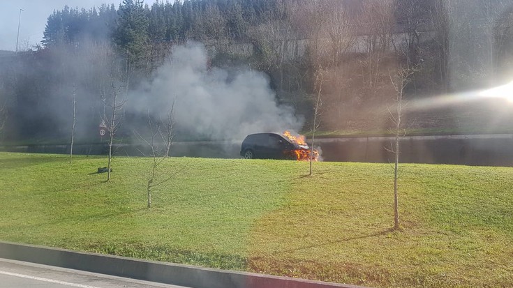 Auto batek su hartu du Arrasaten