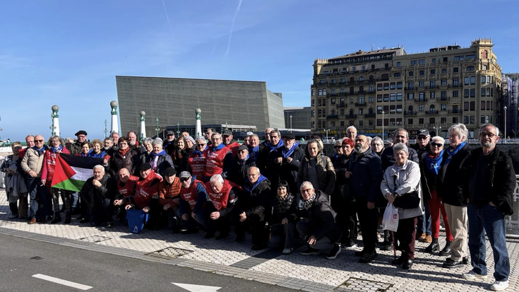 Bailarako hainbat pentsionistak Donostian egindako manifestazioan izan dira