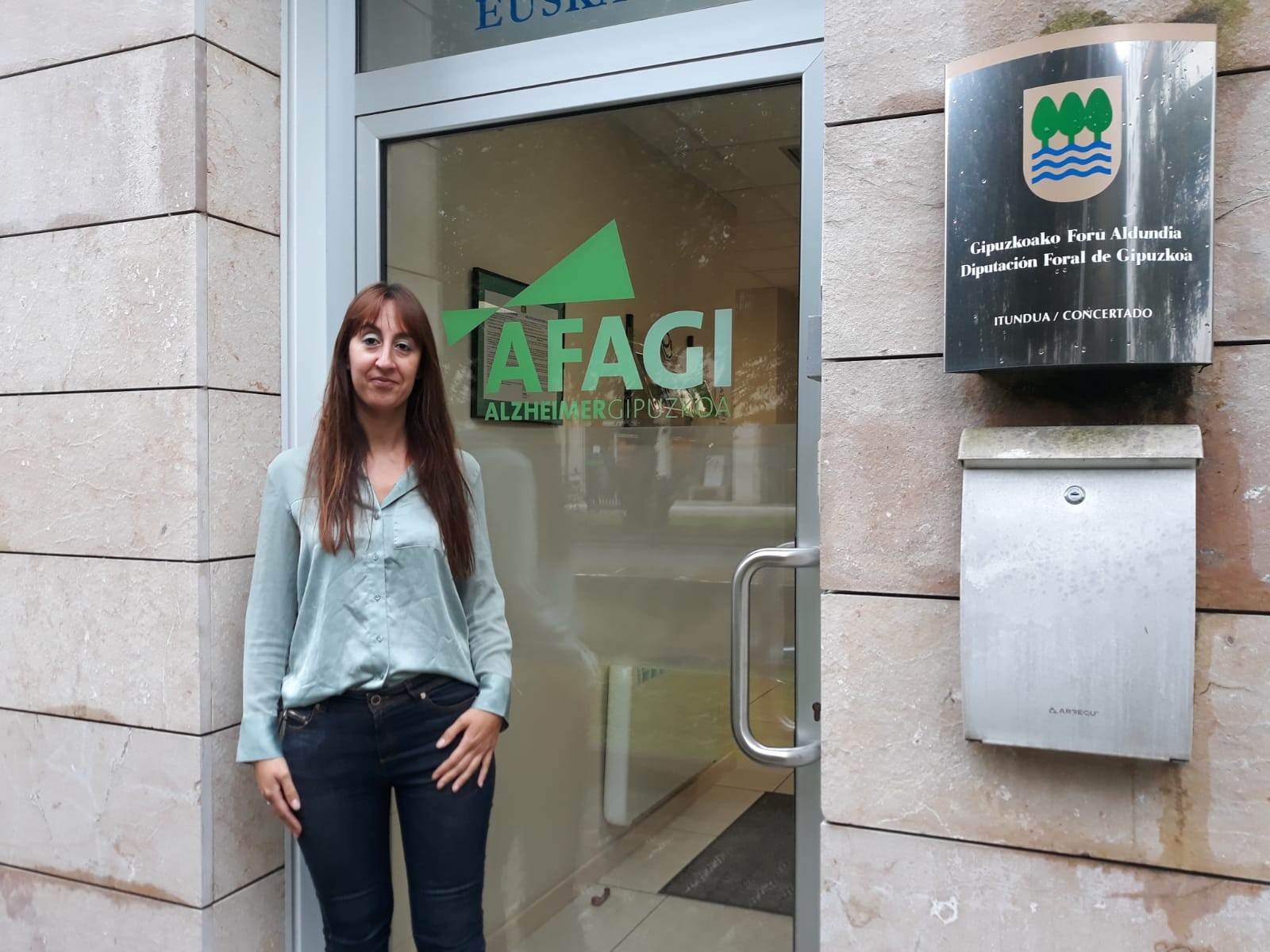 "Gizartea hezten dihardugu, gaixotasunak ikustarazteko"