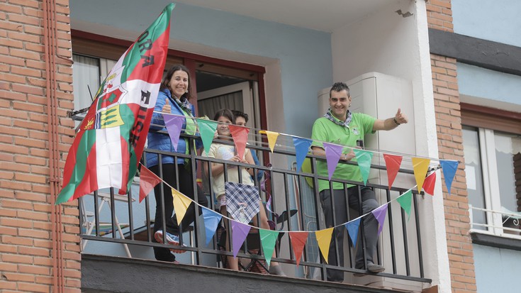 Musakola kolorez jantzi dute auzotarrek San Isidro jaiak ospatzeko