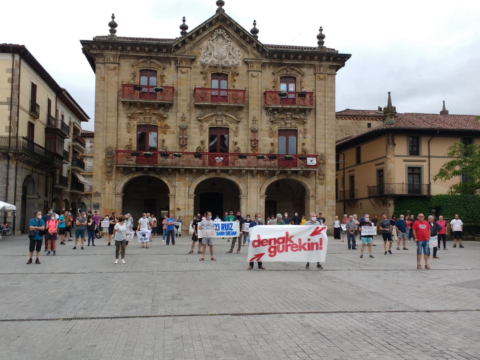 Euskal presoen aldeko elkarretaratzeak berreskuratu dituzte Antzuolan eta Oñatin ere