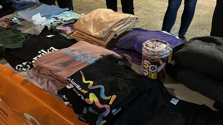 Korrikako materiala salduko dute zapatu goizean plazan