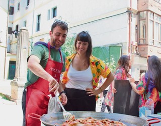 Jan-edanean, kantuan zein jolasean, mahai bueltan ere izango da festa