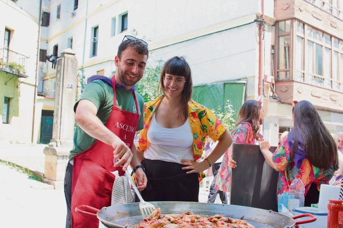 Jan-edanean, kantuan zein jolasean, mahai bueltan ere izango da festa