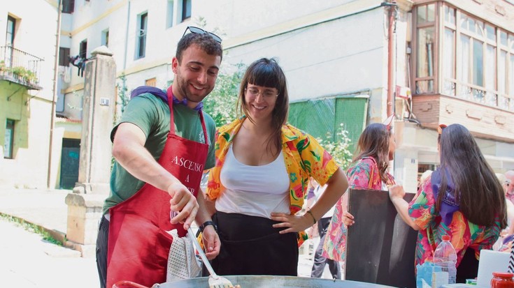 Jan-edanean, kantuan zein jolasean, mahai bueltan ere izango da festa