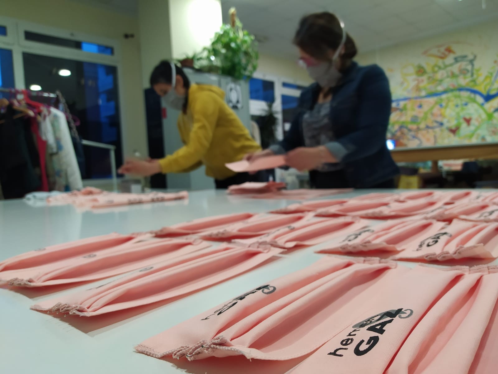 Gu Haziak Gara elkartekoek egin dituzte 'Hemengaz!' maskarak merkatarientzat