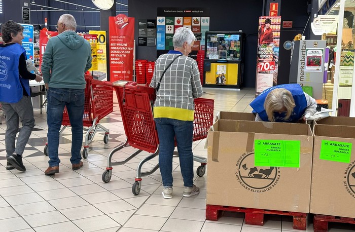 Elikagai bankuko apalak urgentziaz betetzeko, abiatu dute udaberriko bilketa
