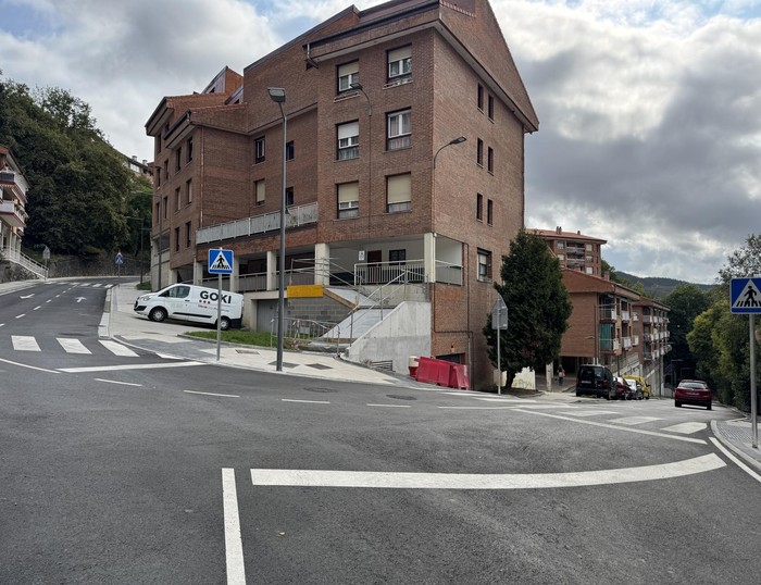 Itxura berria hartzen hasi da Arrasateko Jose Luis Iñarra kalea