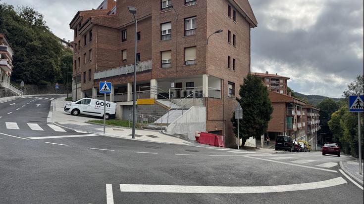 Itxura berria hartzen hasi da Arrasateko Jose Luis Iñarra kalea