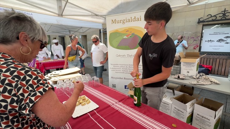 Txakolin freskoak harrera oso ona izan du Arrasateko baserrietako produktuen azokan