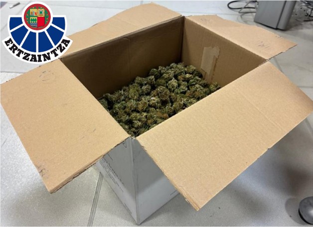 Gizon bat atxilotu dute Aretxabaletan, 700 gramo marihuanarekin