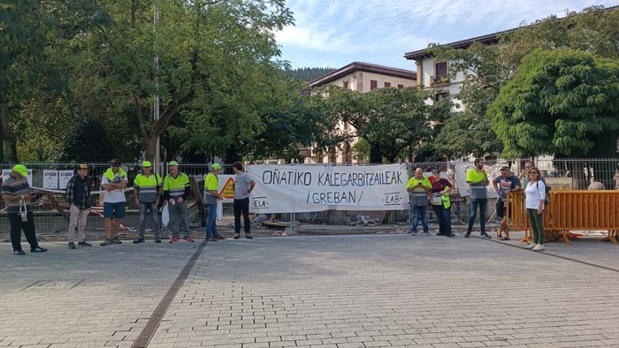 Elkarretaratzea egin dute kale-garbitzaileek eguerdian plazan