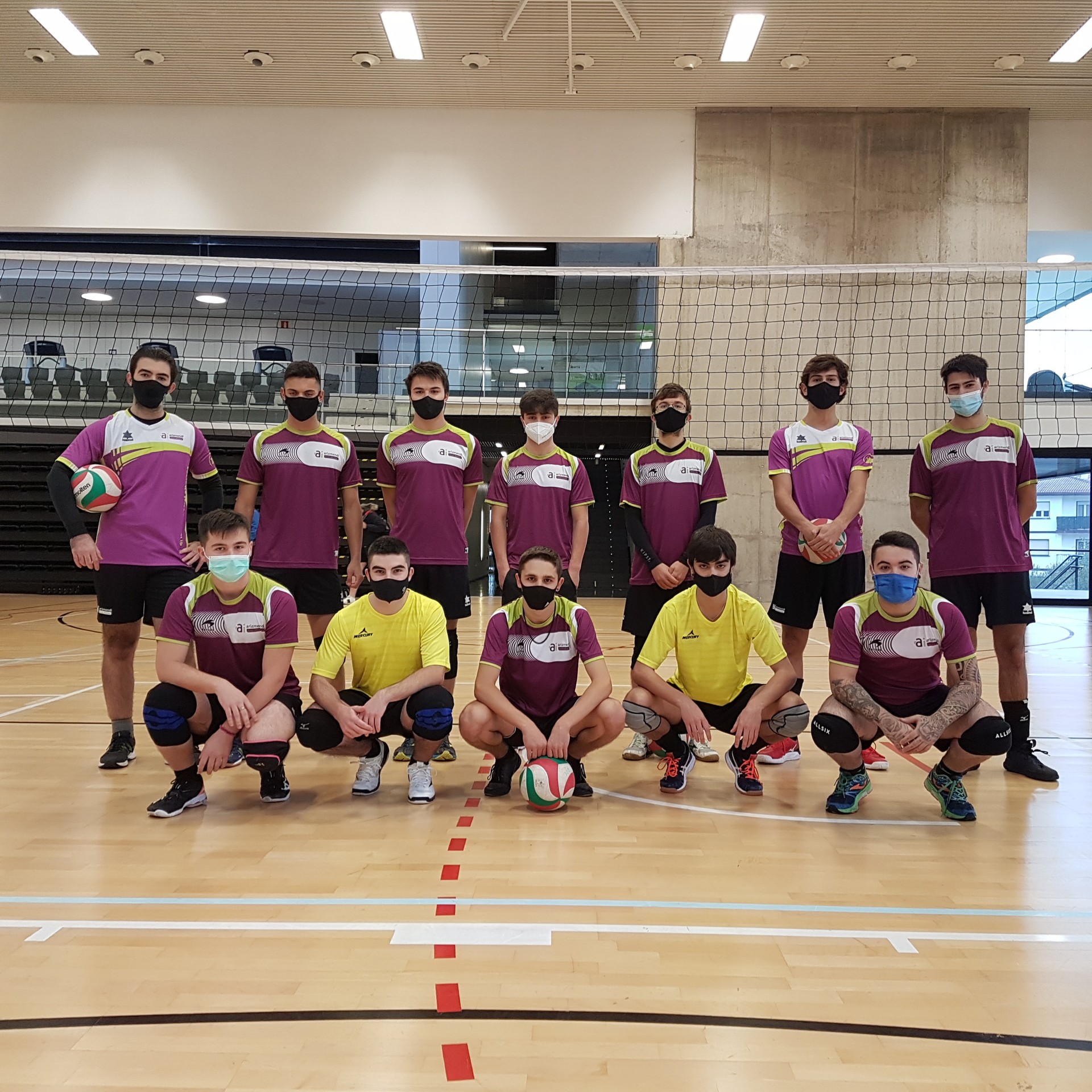 Arizmendi Ikastolako mutilen boleibol taldeak garaipena eskuratu du estreinako partiduan
