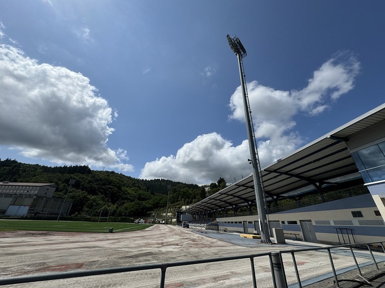 1,1 milioi euro Mojategiko argiztapen-sarea eta atletismo pista aldatzeko