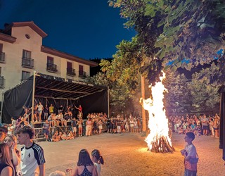 Herritarrek suaren bueltan bete dute Fernando Eskoriatza plaza